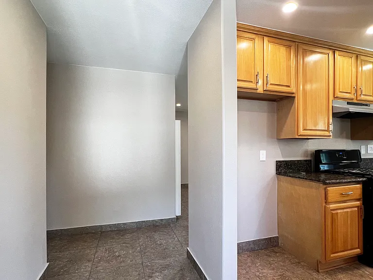 131 S Hamlin St #D — Photo 5
