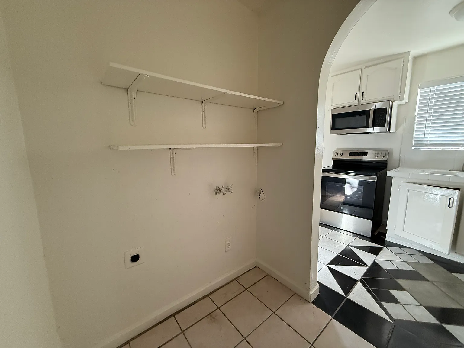 3 bed, 1.5 bath, 1100 sqft, $2,200 — Photo 4