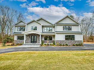 210 Laurel Ln, Syosset, NY 11791