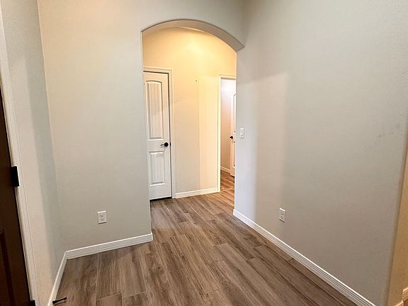 3rd image of 118 Scotland Ct