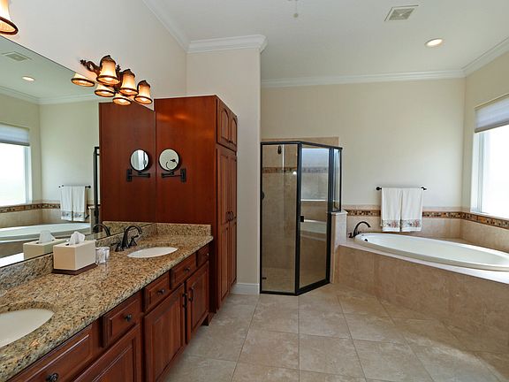 5th image of 327 Carolyn Dr