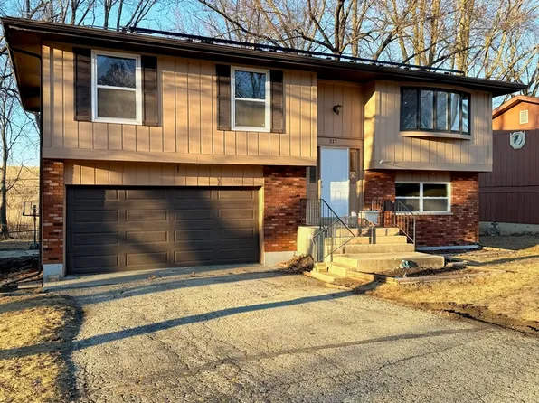 217 Plum St, Lake In The Hills, IL 60156