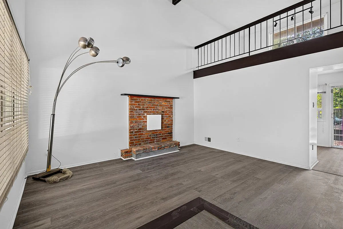 3 bed, 2.0 bath, 1369 sqft, $3,000 — Photo 3