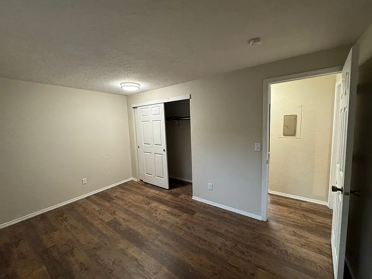 144 SW Lee St — Photo 18