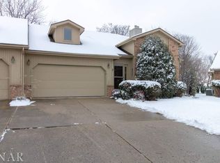 7 Sun Pointe Ct, Bloomington, IL 61704