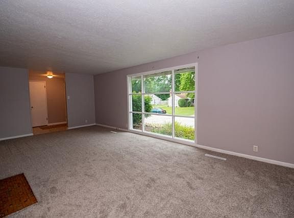 3rd image of 2748 Southridge Dr