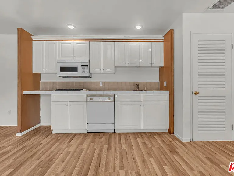 9322 Lasaine Ave — Photo 30