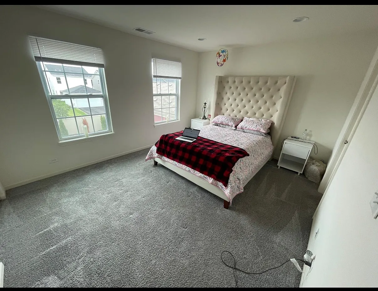 3 bed, 2.5 bath, 2200 sqft, $3,300 — Photo 2