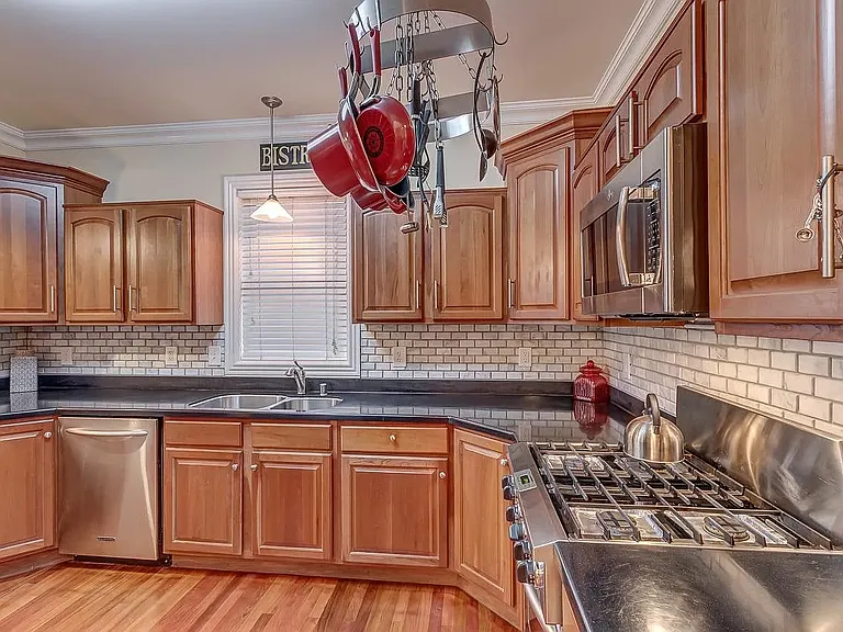909 Village Green Ave — Photo 11