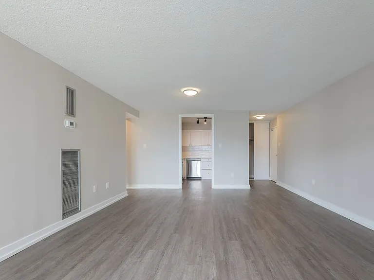 3575 Kaneff Cres — Photo 22