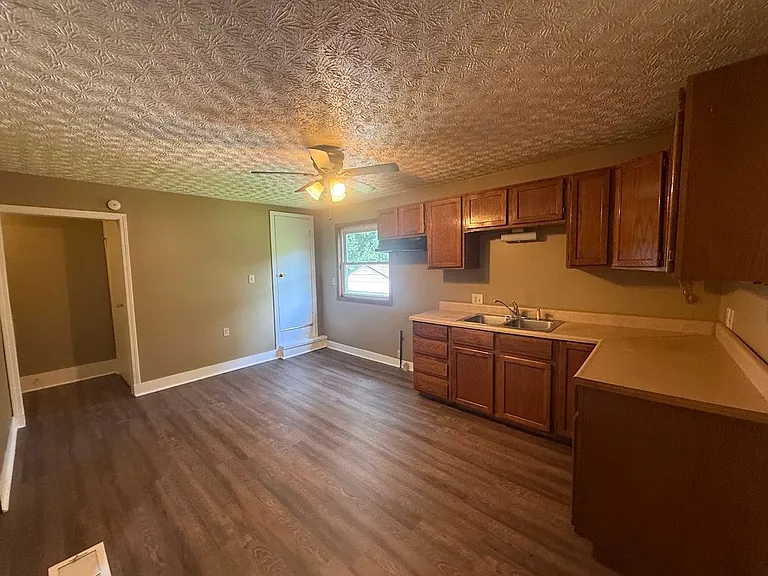 1617 Shirley Ave — Photo 8