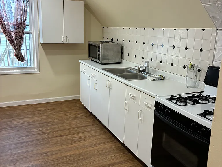 158 W 33rd St #3 — Photo 8