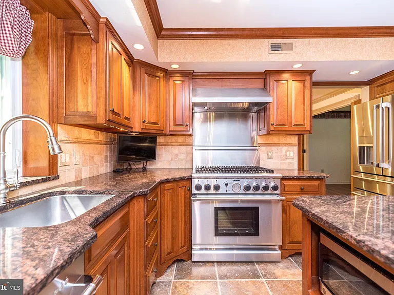 100 Live Oak Dr — Photo 25