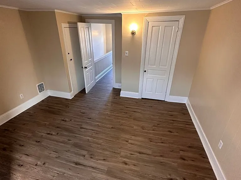 121 N State St — Photo 15