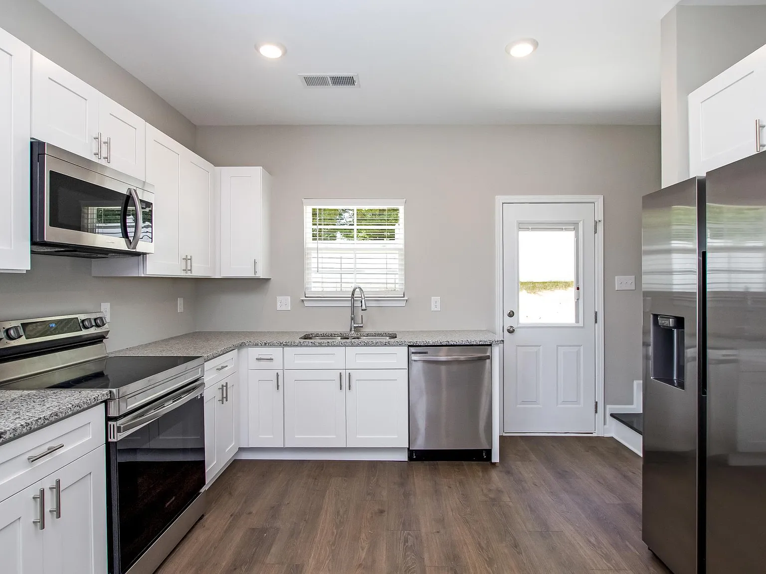 2 bed, 2.5 bath, 1076 sqft, $1,595 — Photo 1