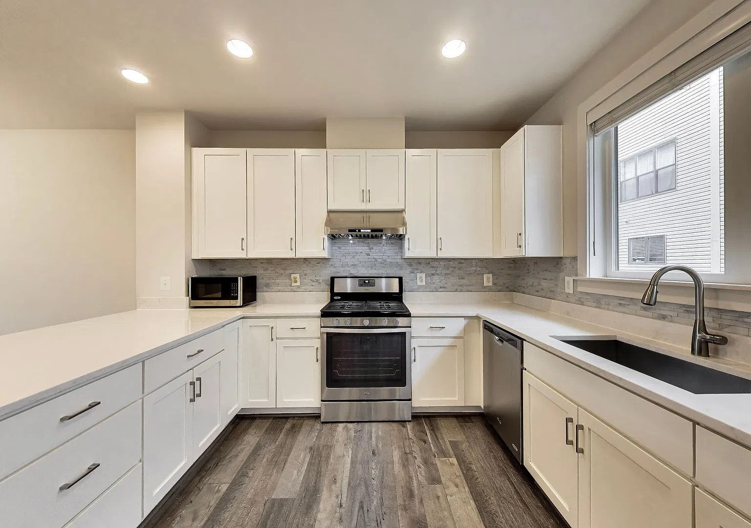 3 bed + 3.5 BA Beautiful "near new" TH w/ Roof Top Deck — Photo 4