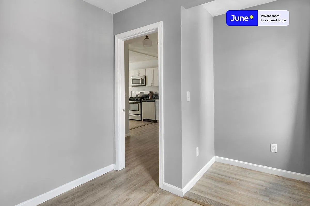 Queen bedroom in 3 bed/1 bath home in North End #472 A — Photo 2