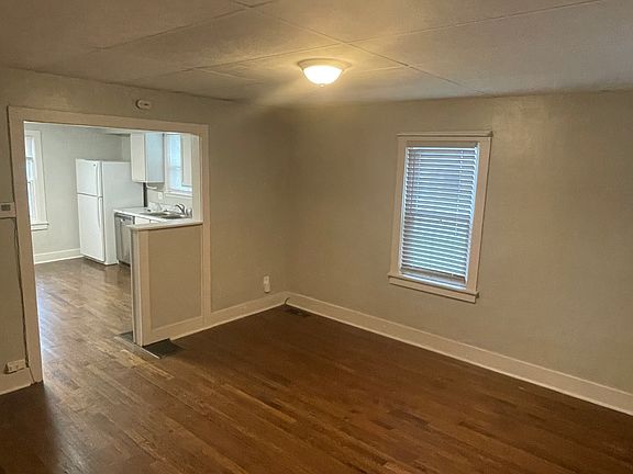 3rd image of 407 NE Main St