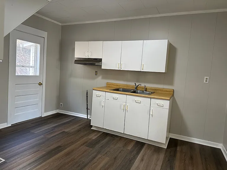 252 E Main St — Photo 14