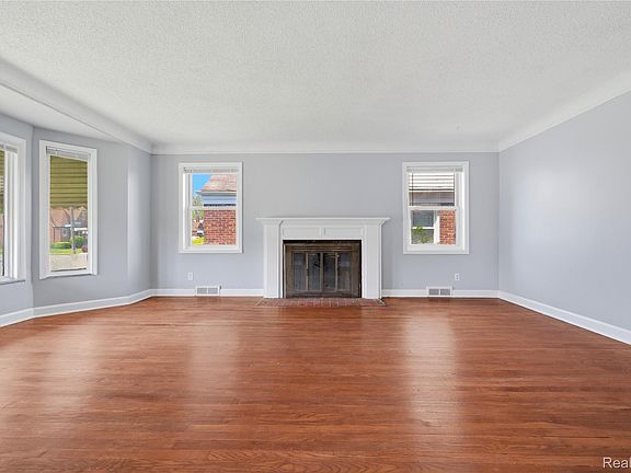 5th image of 18708 Robson St