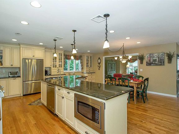 5th image of 8 Sterling Ct