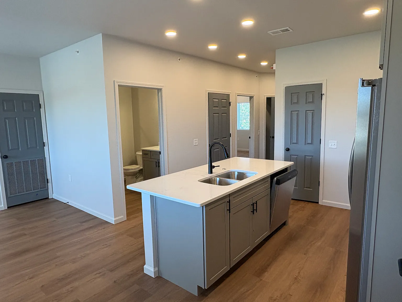 2 bed, 890 sqft, $1,675 — Photo 3
