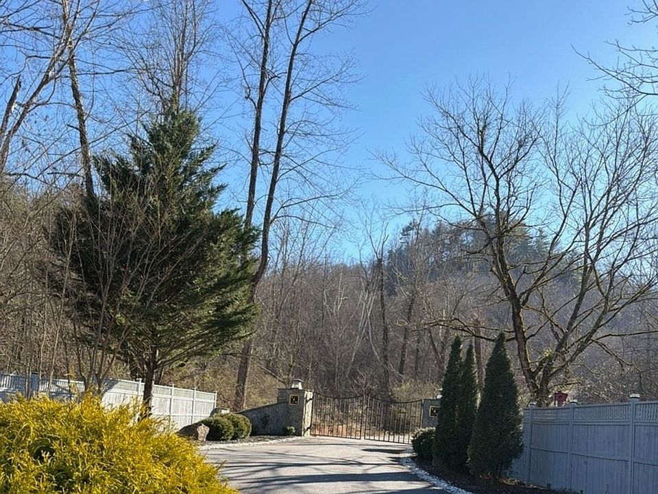 1st image of 127 Gardenia Ct