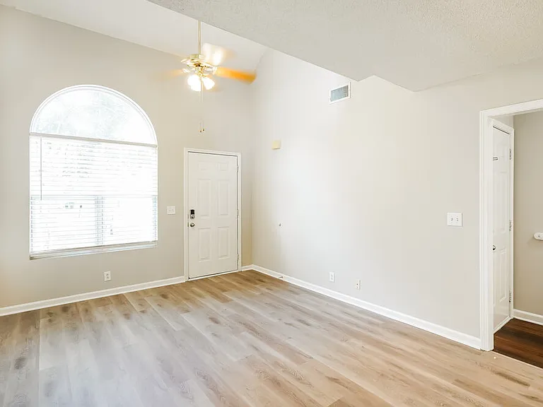 1464 Rochester Dr — Photo 5