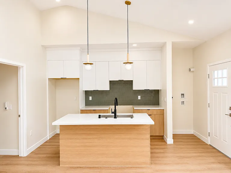 873 N Madison Ave #1 — Photo 2