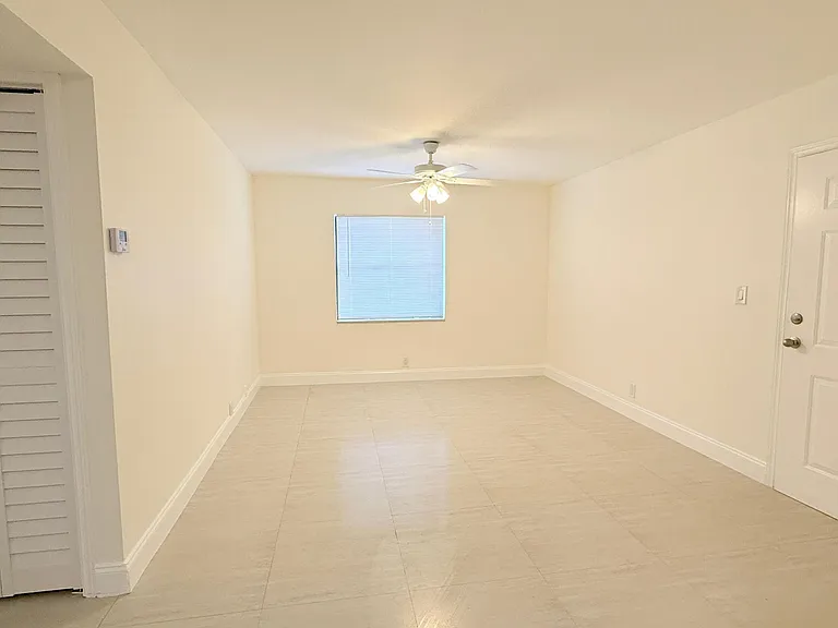 607 NE 29th Dr #17 — Photo 5