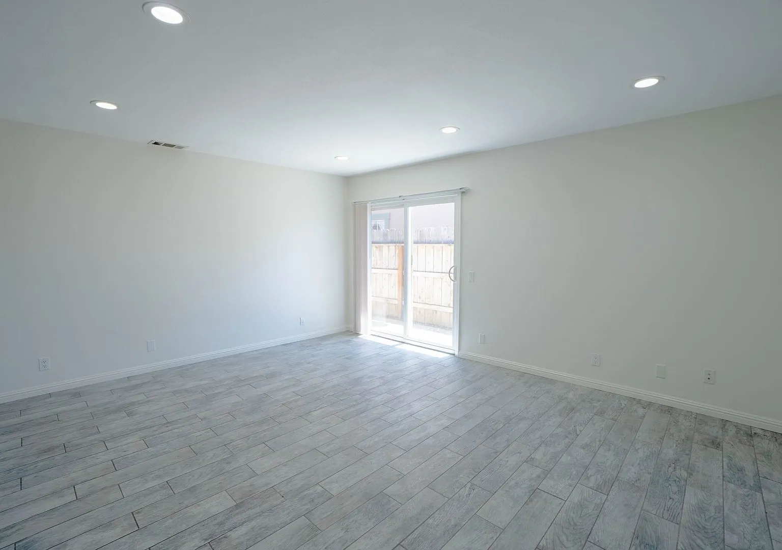 Centrally Located Casa La Canada Townhome! — Photo 2