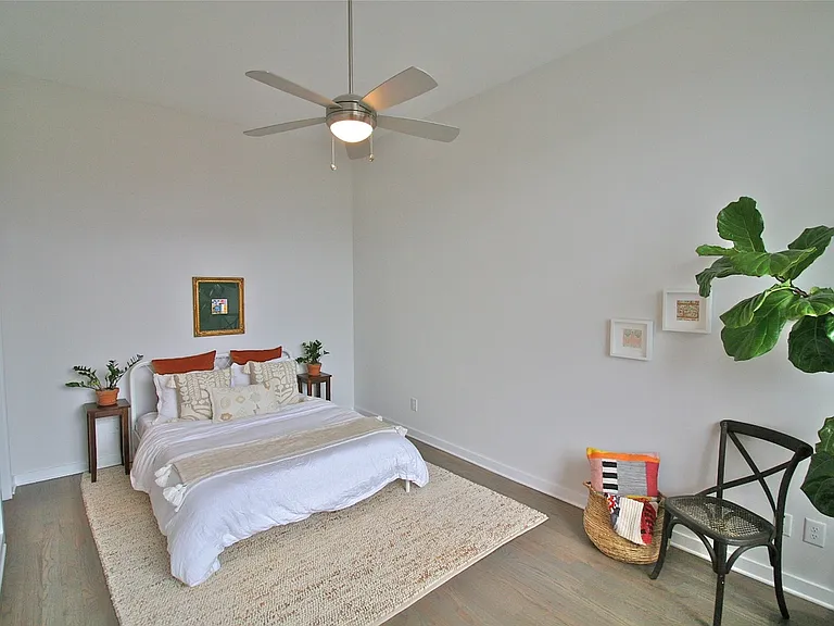 1029 Chester Ave — Photo 19