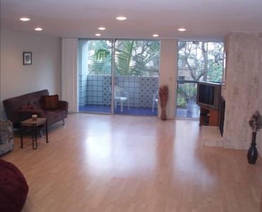 321 N Oakhurst Dr APT 201, Beverly Hills, CA, 90210