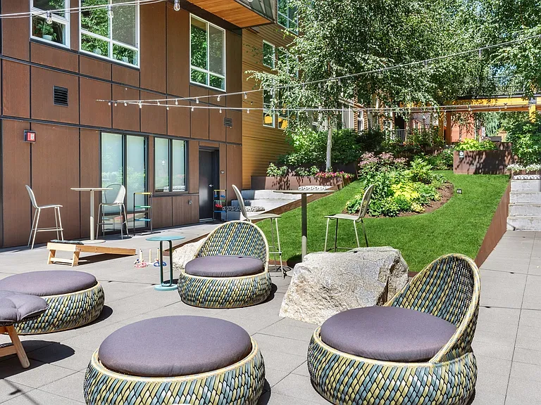 20_Wallingford_amenity_courtyard