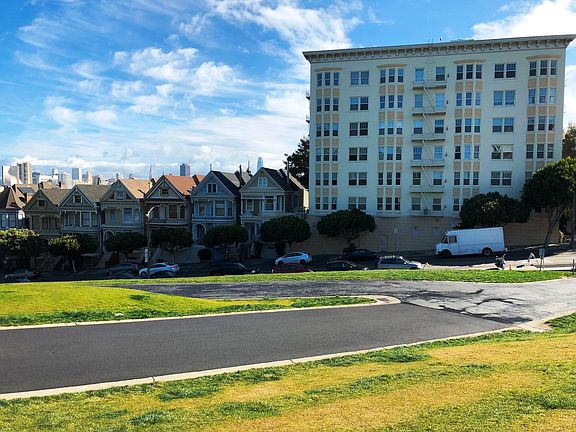 LIVE NEXT TO THE ICONIC "PAINTED LADIES"