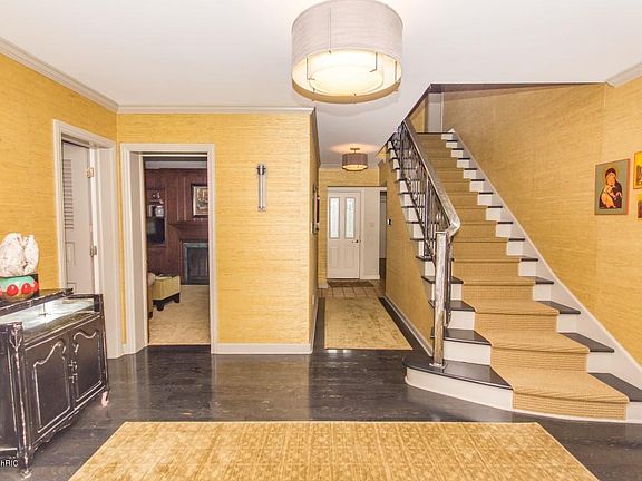 3rd image of 621 Elmdale Ct