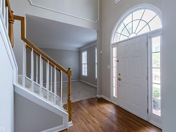 3rd image of 135 Lakeside Ct