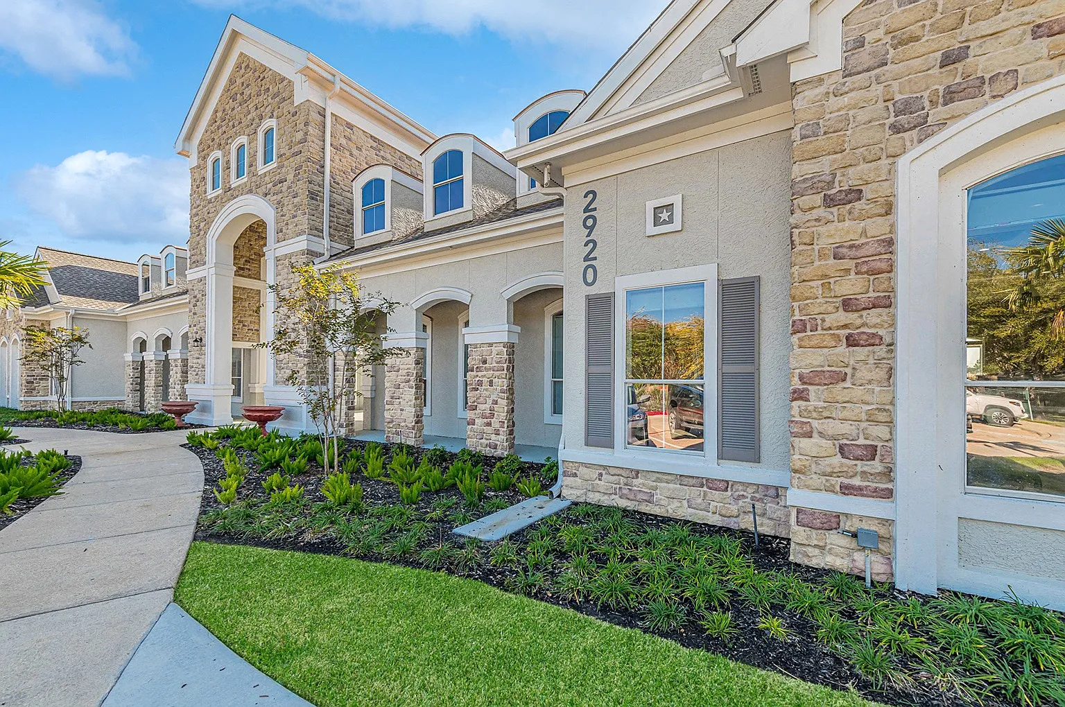 Lakeside Pointe Apartments & Townhomes — Photo 1