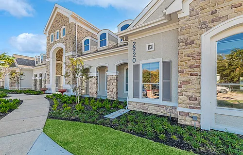 Lakeside Pointe Apartments & Townhomes Photo 1