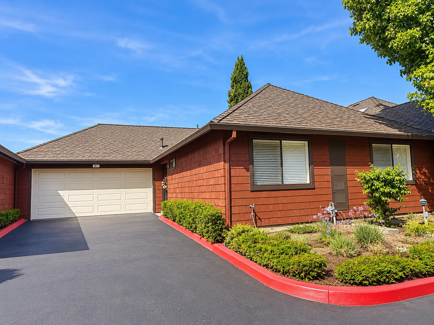 Union City condo is beautiful inside, has 2 car garage. — Photo 1