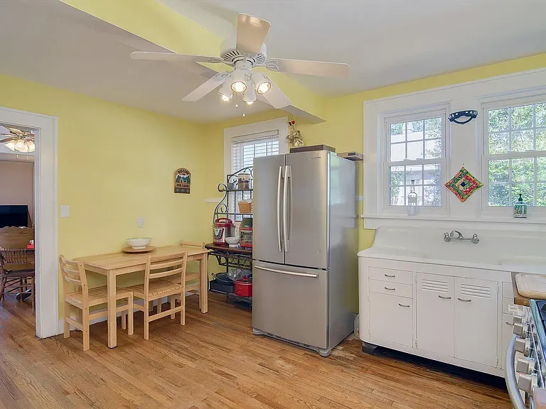 1004 Murphy St — Photo 6