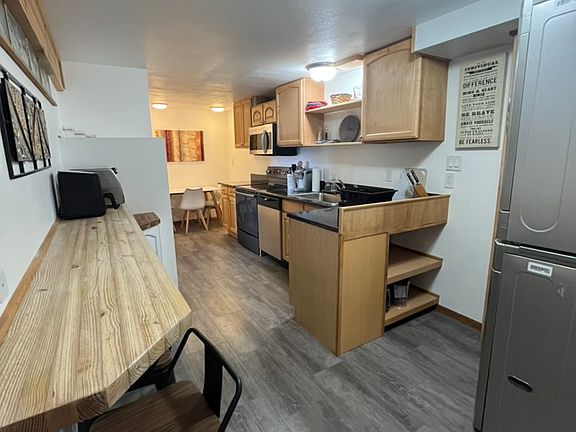 Kitchen with washer/dryer area