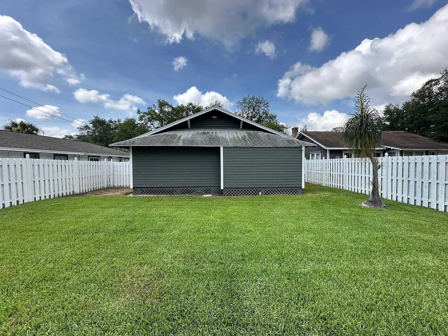 2 bed, 1.0 bath, 1324 sqft, $1,750 — Photo 2