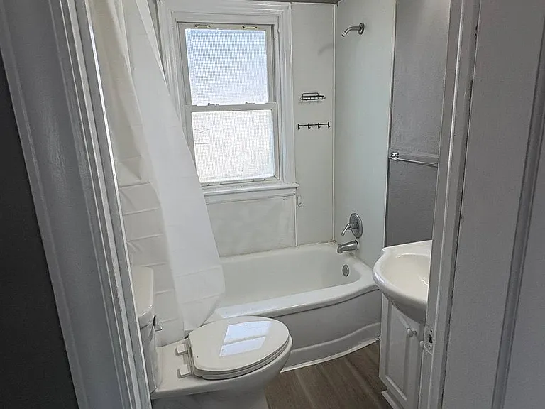 1121 Locke Ave — Photo 7