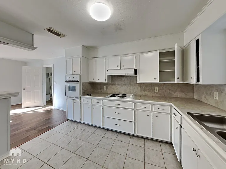 204 W Pioneer St — Photo 5