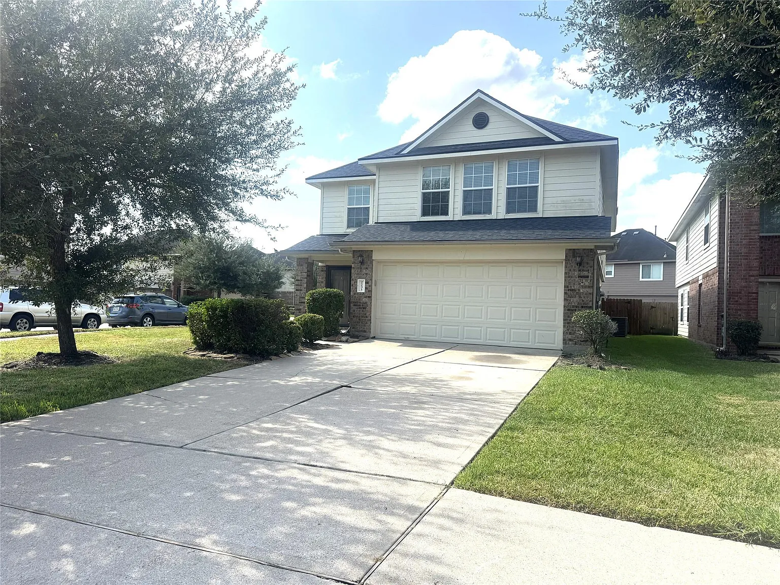 4 bed, 2.5 bath, 2380 sqft, $2,300 — Photo 2
