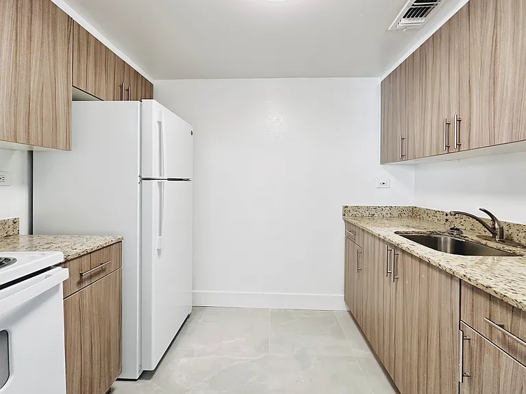 1007 W Prospect Rd — Photo 57