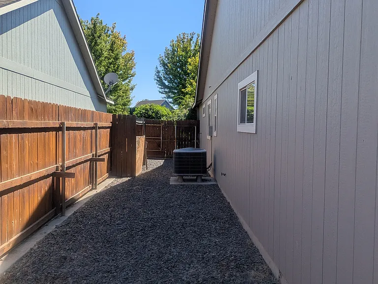 1523 Sacajawea Ave — Photo 34
