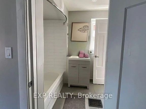 4th image of 72 Victoria Ave S #103