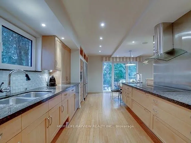 45 Aldershot Cres — Photo 5